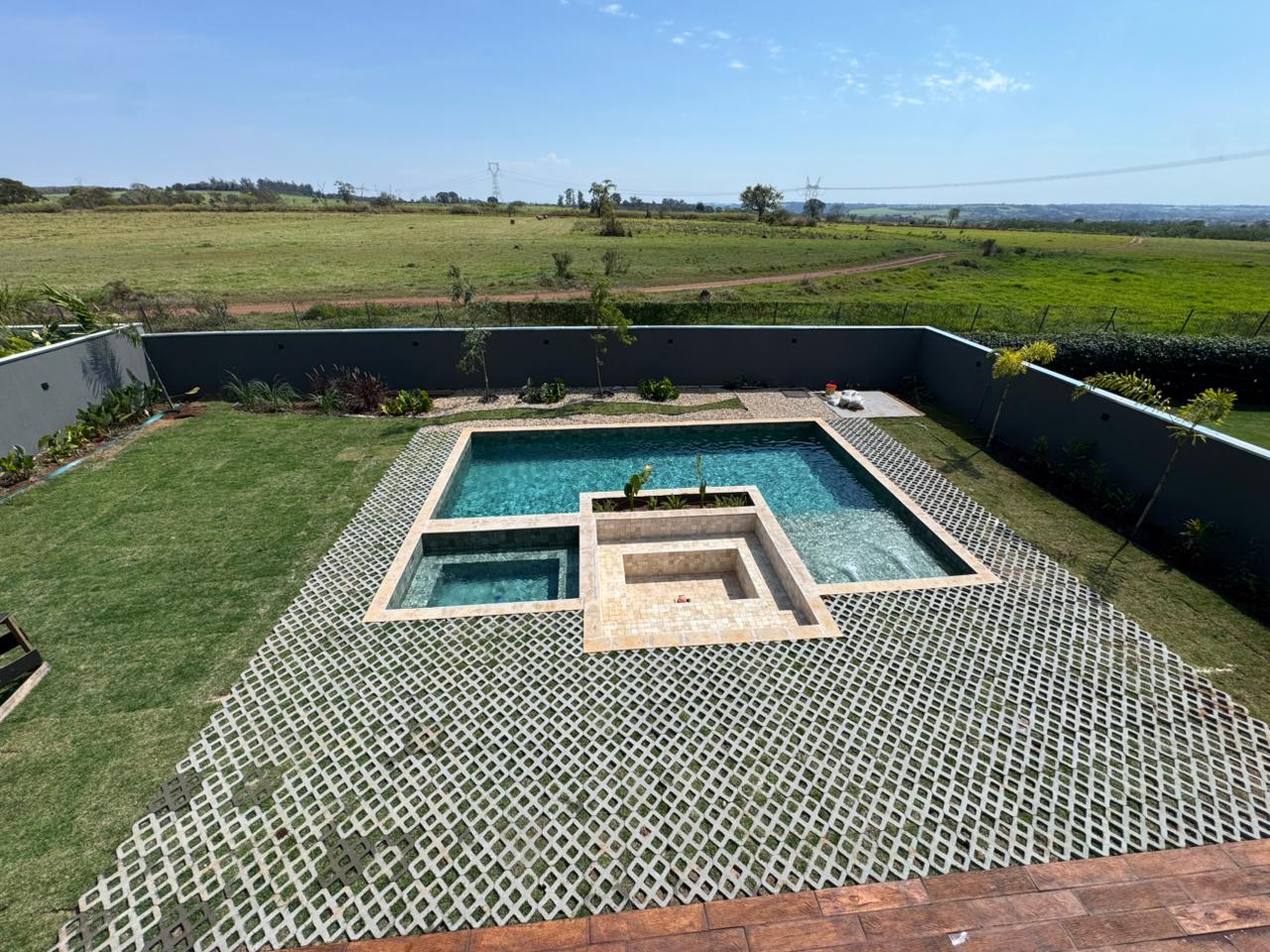 Implantação paisagística em área externa residencial com piscina